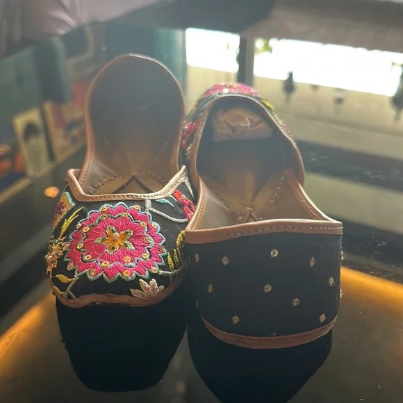 NWT Gorgeous Hand made Pure Leather Mojaris with beautiful embroidery! Size 38 - Picture 4 of 14